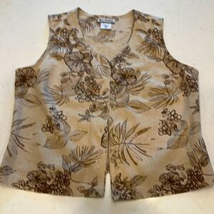 Columbia vintage women’s large vest super cute excellent shape.
